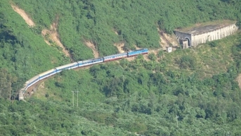Tàu hàng bị trật bánh khi qua đèo Hải Vân ở Đà Nẵng