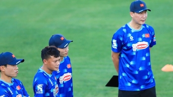 Đội tuyển Việt Nam tập buổi đầu, 'phó tướng' Thành Lương ra mắt HLV Kim Sang-sik