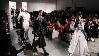 Đỗ Mạnh Cường diễn thời trang ở New York trên sàn runway hình chữ S