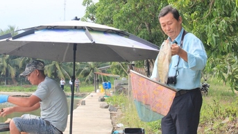 Đào ao thả 2 loại cá gì, cho thiên hạ vô câu cá giải trí, ai ngờ ông nông dân Khánh Hòa giàu hẳn?