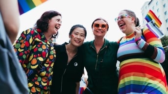 Hàng trăm bạn trẻ, người nước ngoài hào hứng diễu hành cùng cộng đồng LGBT+