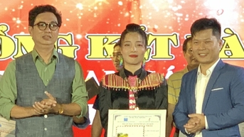 Tran Ngoc Anh이 제1회 National Electronic Flute Festival에서 1등을 차지했습니다.
