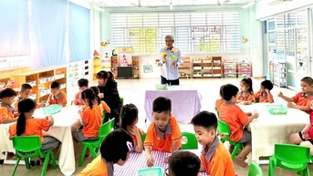 Ông vào trường của cháu, làm giáo viên mầm non một ngày