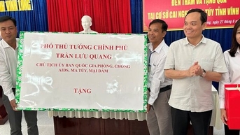 ឧបនាយករដ្ឋមន្ត្រី អញ្ជើញទៅសួរសុខទុក្ខ និងប្រគល់អំណោយនៅមណ្ឌលស្តារនីតិសម្បទាគ្រឿងញៀន Vinh Long