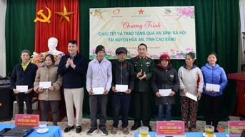 Báo Quân đội nhân dân và Quỹ Thiện Tâm-Tập đoàn Vingroup trao quà Tết tặng đồng bào tại Cao Bằng