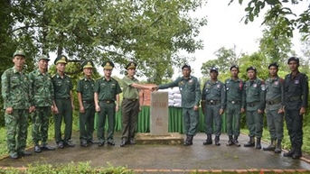 Trao 8 tấn gạo, 200 thùng mì tôm tặng lực lượng bảo vệ biên giới tỉnh Mondulkiri, Campuchia
