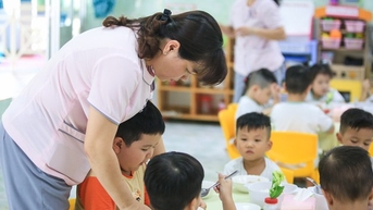 Vì sao cần xếp giáo viên mầm non là nghề nặng nhọc?