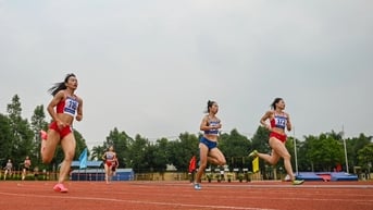 Nguyễn Thị Huyền rơi nước mắt trong ngày tuyên bố giải nghệ