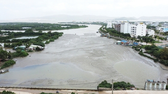 ការ​បូម​ខ្សាច់​កំពង់ផែ Quy Nhon បង្ក​ការ​កកស្ទះ​ទន្លេ