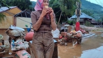 진흙투성이가 된 옌바이 선생님이 인스턴트 라면을 먹어 소셜 네트워크에 논란을 일으키다