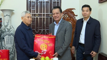 Lãnh đạo Thành phố Hà Nội thăm, tặng quà gia đình chính sách tại Gia Lâm