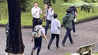 Hành động của thầy hiệu trưởng nhận "mưa lời khen"