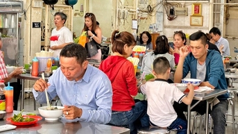 Buôn bán khó khăn, một số quán ăn ở TP.HCM trụ vững nhờ 'hiệu ứng Michelin'