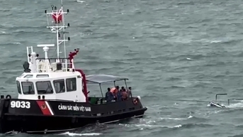 Xuồng chở 3 "cần thủ" bị sóng đánh chìm trên biển