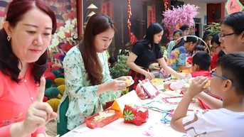 Giáo viên TP.HCM nhận tiền quà tết trị giá 1,8 triệu đồng/người