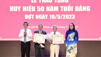 Đảng ủy Khối ĐH, CĐ TP.HCM trao Huy hiệu Đảng cho 7 đảng viên