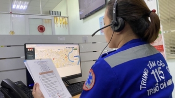 Hướng dẫn qua điện thoại, điều phối viên Trung tâm Cấp cứu 115 cứu sống trẻ ngưng tim