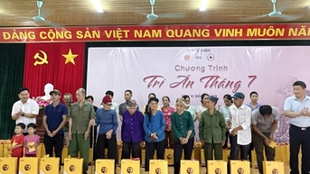 Tặng hơn 300 suất quà tới các gia đình chính sách, người có công