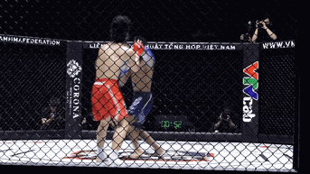 ការទាត់ដ៏គ្រោះថ្នាក់របស់ម្ចាស់ជើងឯកអាស៊ីបានធ្វើឱ្យគូប្រកួតរបស់ខ្លួនចុះចាញ់។