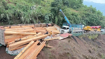Lật xe chở gỗ, đường lên Cửa khẩu La Lay ách tắc nghiêm trọng