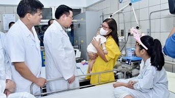 Chủ tịch Quốc hội thăm hỏi, tưởng niệm các nạn nhân vụ cháy chung cư mini