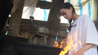 Lo sốt vó học phí cho con, cha 'đơn thân' rảo xe khắp xóm coi có ai kêu mần việc không