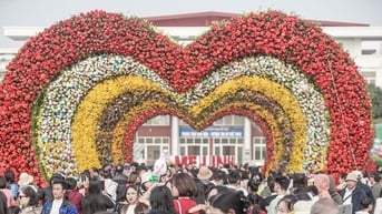 Hàng nghìn người đổ về lễ hội hoa lớn nhất miền Bắc
