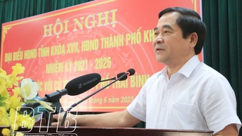 សមមិត្ត Nguyen Tien Thanh លេខាអចិន្ត្រៃយ៍គណៈកម្មាធិការបក្សខេត្ត ប្រធានក្រុមប្រឹក្សាប្រជាជនខេត្ត បានជួបជាមួយអ្នកបោះឆ្នោតទីក្រុង Thai Binh។