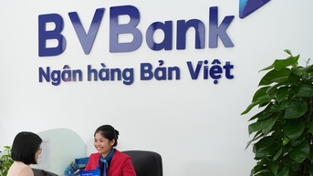 Đến ngân hàng giao dịch đầu năm nhận lì xì