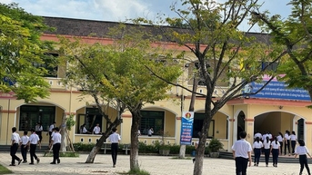 Phụ huynh xông vào lớp đánh học sinh lớp 8 nói lời xin lỗi