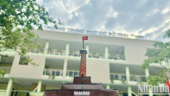 Thầy trò trường THCS Thái Thịnh háo hức cắt ghép mô hình Cột Cờ Hà Nội