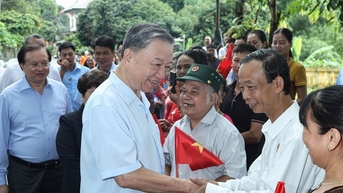 Chủ tịch nước Tô Lâm thăm người dân làng cổ Đường Lâm nhân Ngày Gia đình