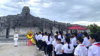 គណៈប្រតិភូសមាជកូនល្អរបស់ពូ ហូ មកទស្សនាវិមានវីរជនមាតុភូមិវៀតណាម | កាសែត QUANG NAM អនឡាញ
