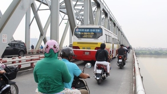 10 tuyến buýt Hà Nội phải 'nắn' hành trình do đóng cầu, đường ngập sâu