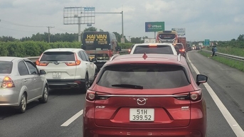 Kẹt xe kinh hoàng trên tuyến cao tốc TPHCM