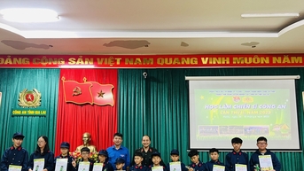 Trao giấy chứng nhận hoàn thành chương trình “Học làm chiến sĩ công an” cho 64 chiến sĩ “nhí” | Báo Gia Lai điện tử