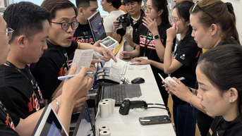 iPhone 16 gây 'bão' mạng sau khi mở bán