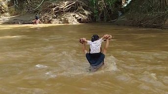 Xót xa cảnh hàng trăm phụ huynh cõng con vượt suối dữ tựu trường