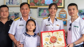 អញ្ជើញជួបសំណេះសំណាល និងជូនអំណោយដល់សាច់ញាតិយុទ្ធជនពលី និងនាយទាហានជើងទឹកដែលកំពុងបំពេញការងារនៅ Truong Sa