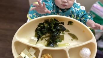 Bác sĩ chỉ rõ tác hại khi cho trẻ ăn quá no vào buổi tối