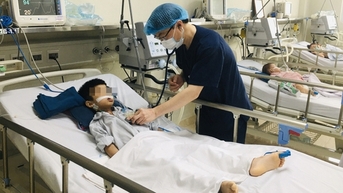 Phân biệt triệu chứng viêm não và sốt virus thông thường ở trẻ nhỏ