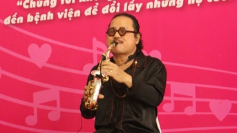 Nghệ sĩ saxophone Trần Mạnh Tuấn biểu diễn ở Bệnh viện Ung bướu: Cuộc đời đó có bao lâu mà hững hờ
