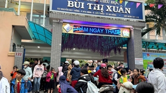Trường nói gì về việc "bắt học sinh cởi áo khoác diễn giữa trời lạnh"