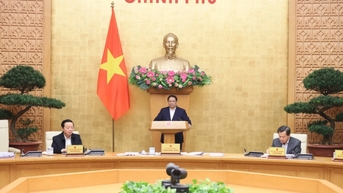 법률 제정의 질에 주의를 기울여 장애물을 해소하고, 제거하고, 개발을 촉진합니다.