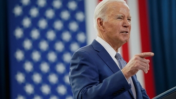 Biden mỉa mai Trump vì dự báo 'chứng khoán Mỹ sụp đổ'