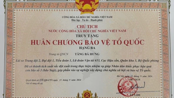 ក្រោយសោយរាជ្យបានប្រគល់មេដាយការពារមាតុភូមិជូនលោកវរសេនីយ៍ទោ Tang Ba Hung