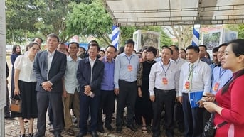 Hơn 5.300 lượt người đến tham quan tìm hiểu triển lãm lưu động “Hoàng Sa, Trường Sa của Việt Nam"