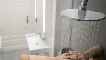 Có nên tắm sau 22h?