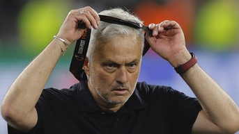 HLV Mourinho ném huy chương sau thất bại ở chung kết Europa League