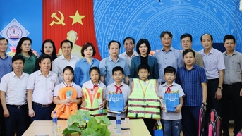 Thăm, tặng quà, động viên thầy trò vùng lũ tại Mỹ Đức, Ứng Hoà